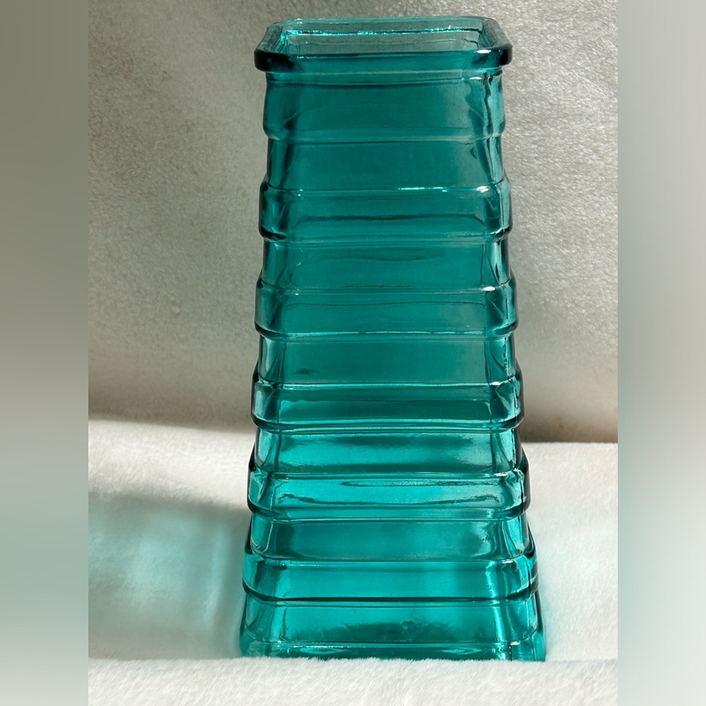 RIBBED GLASS VASE